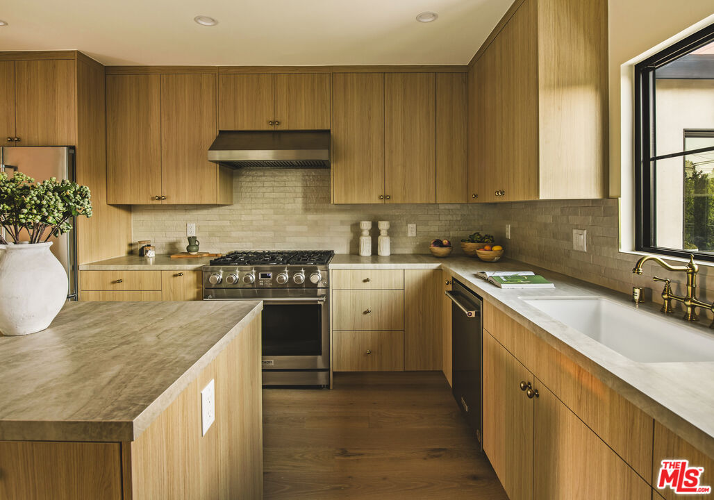 414 N Beachwood Drive