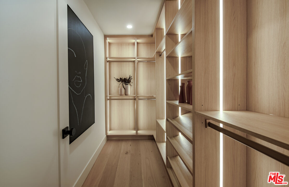 414 N Beachwood Drive