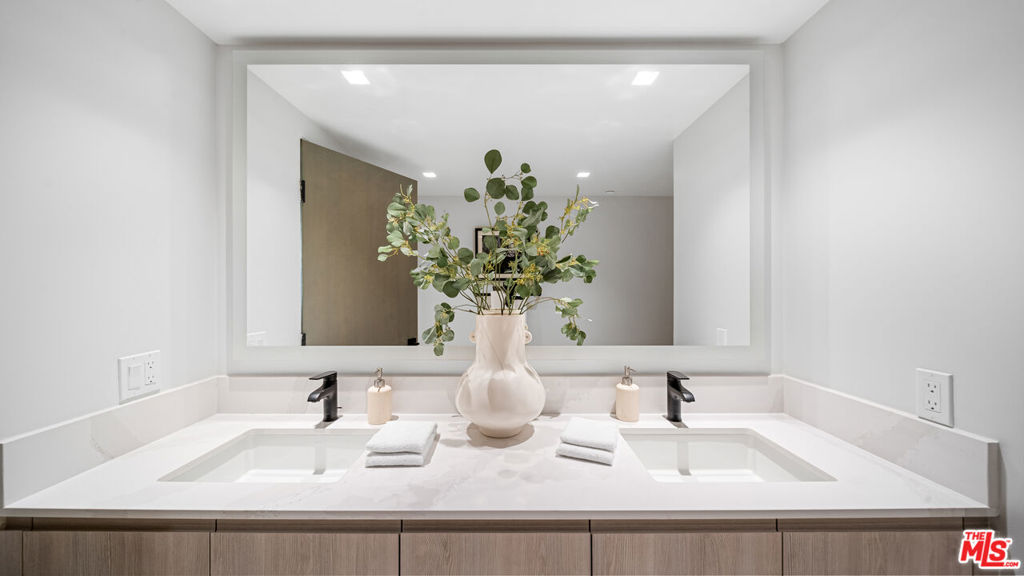 153 San Vicente Boulevard 2B