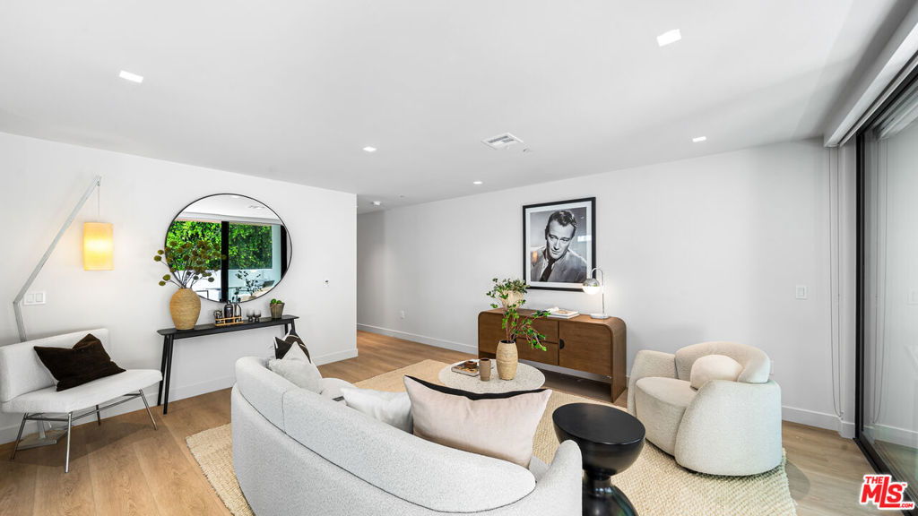 153 San Vicente Boulevard 2B