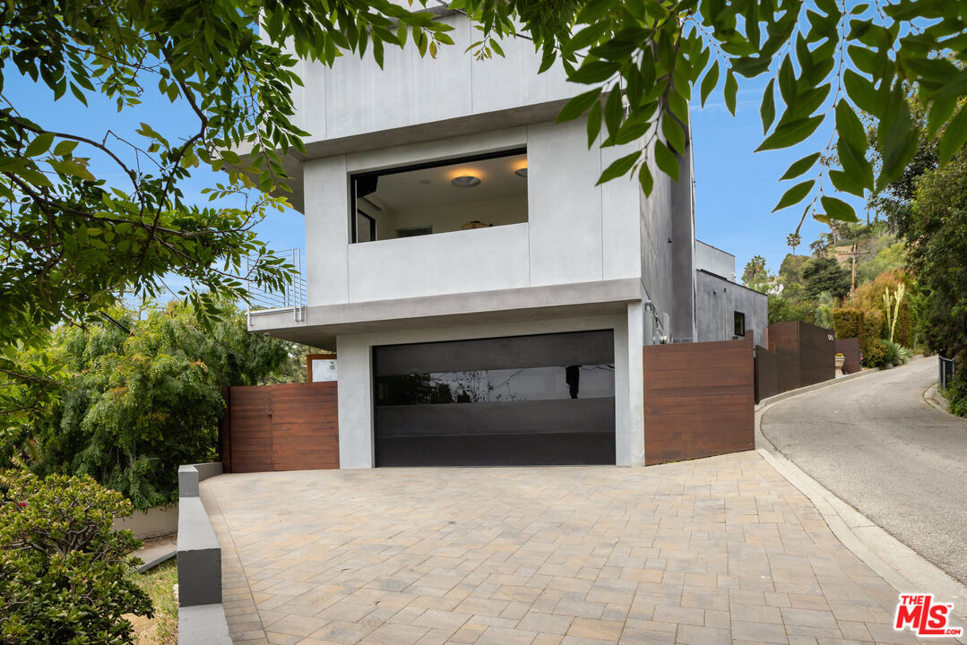 5751 Valley Oak Dr