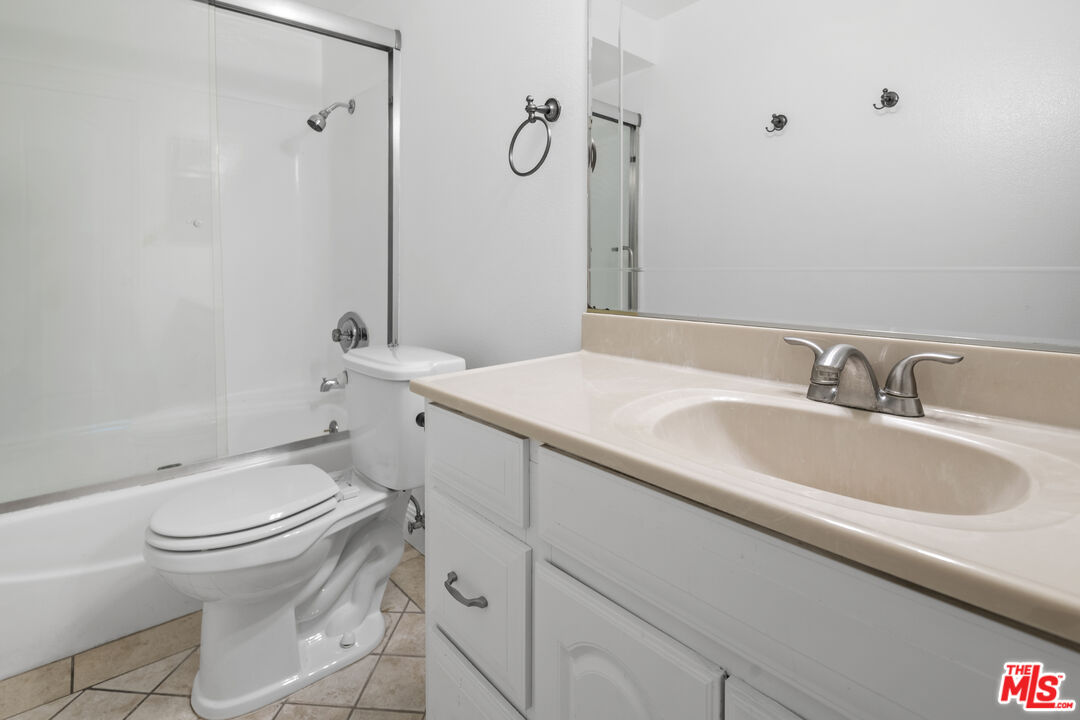 320 S Ardmore Ave Unit: 205