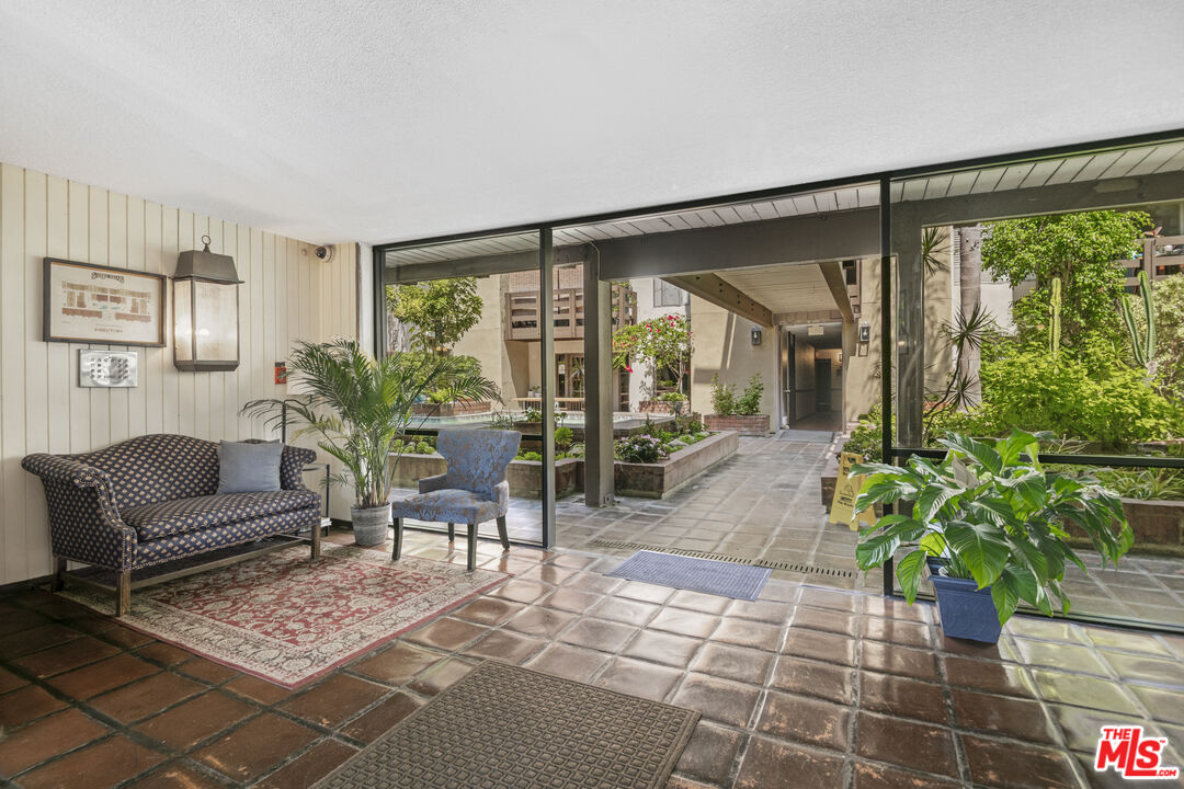 320 S Ardmore Ave Unit: 205