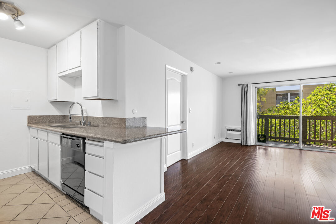 320 S Ardmore Ave Unit: 205