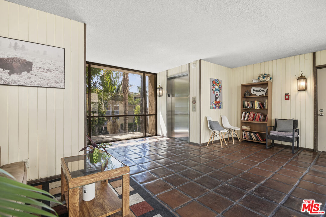 320 S Ardmore Ave Unit: 205