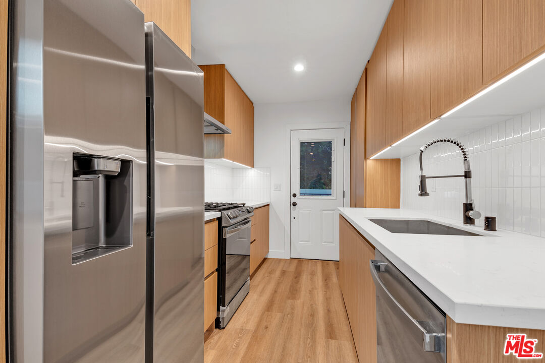 950 Havenhurst Dr Unit: 3