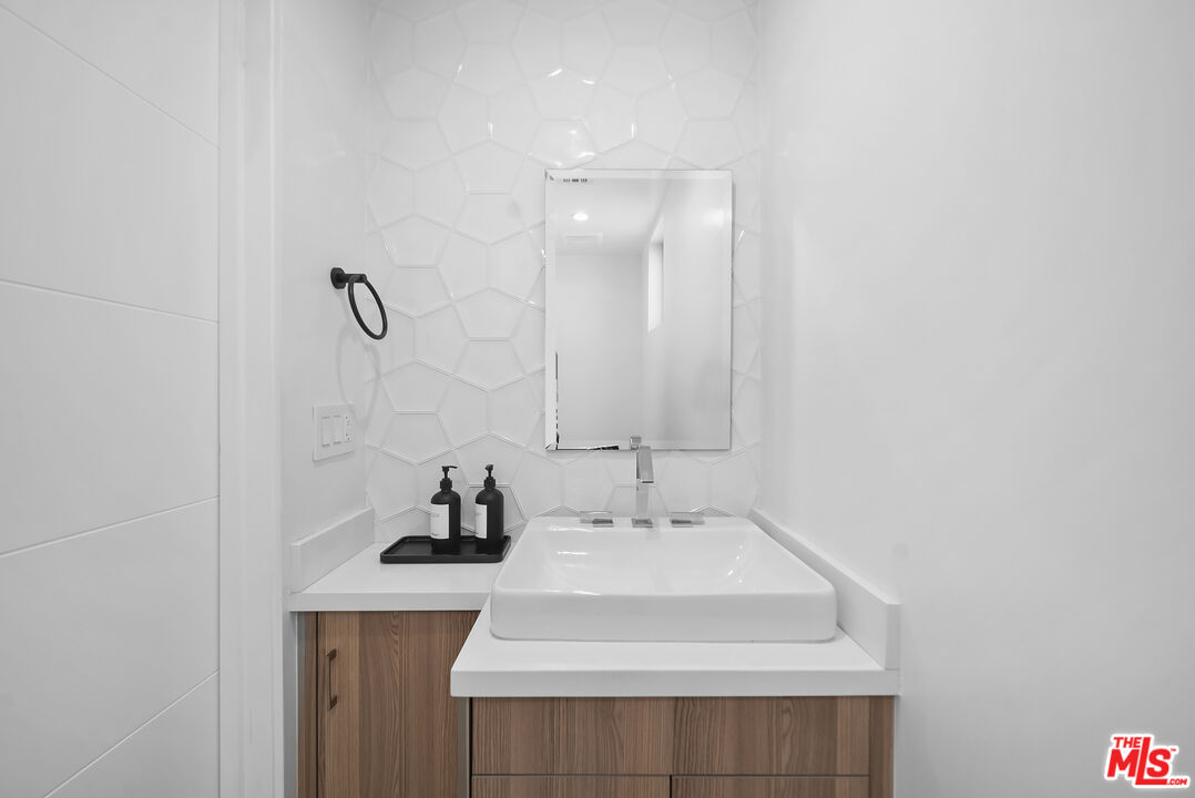 733 N Gramercy Place