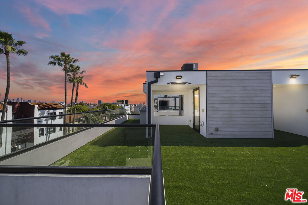 733 N Gramercy Place