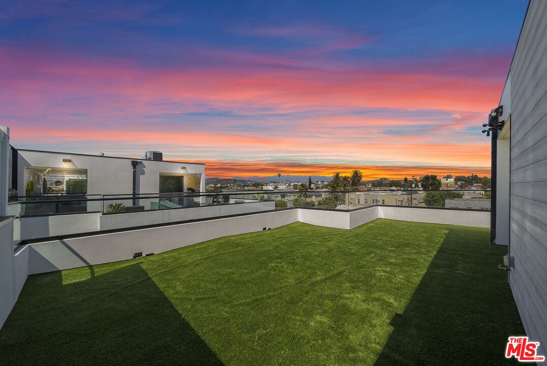 733 N Gramercy Place