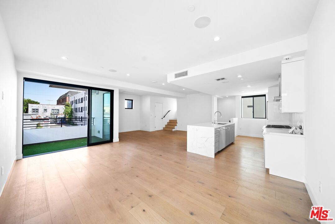 733 N Gramercy Place