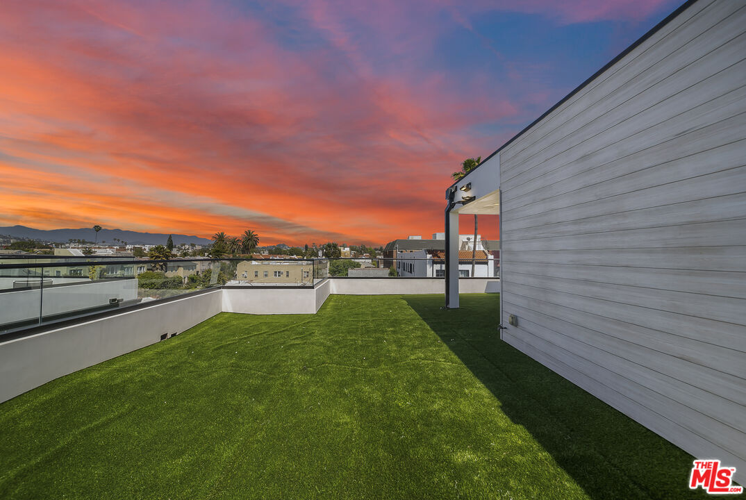 733 N Gramercy Place