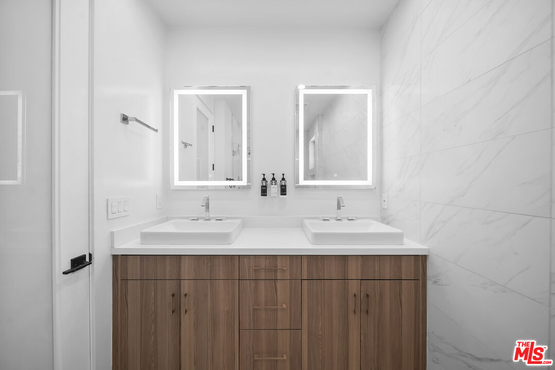 733 N Gramercy Place