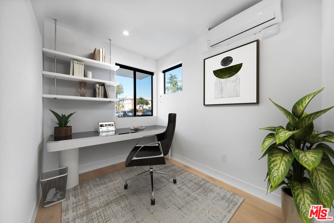 733 N Gramercy Place