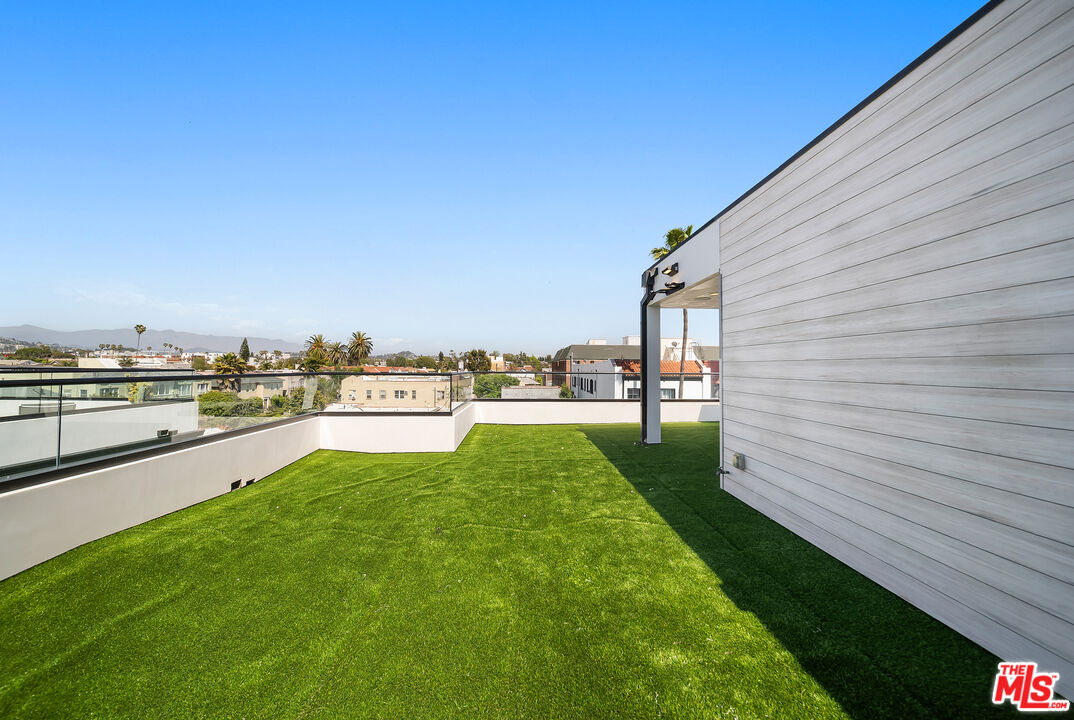 733 N Gramercy Place