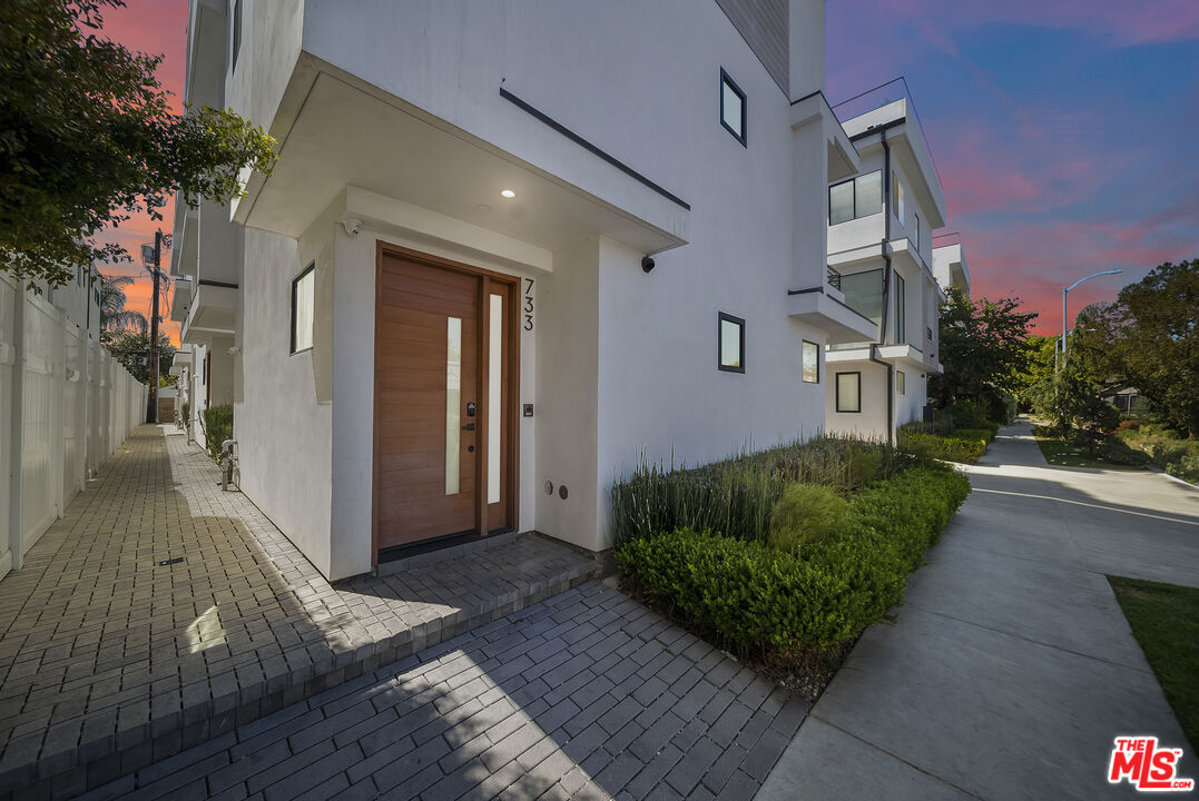 733 N Gramercy Place