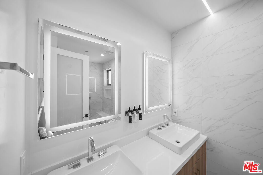 733 N Gramercy Place