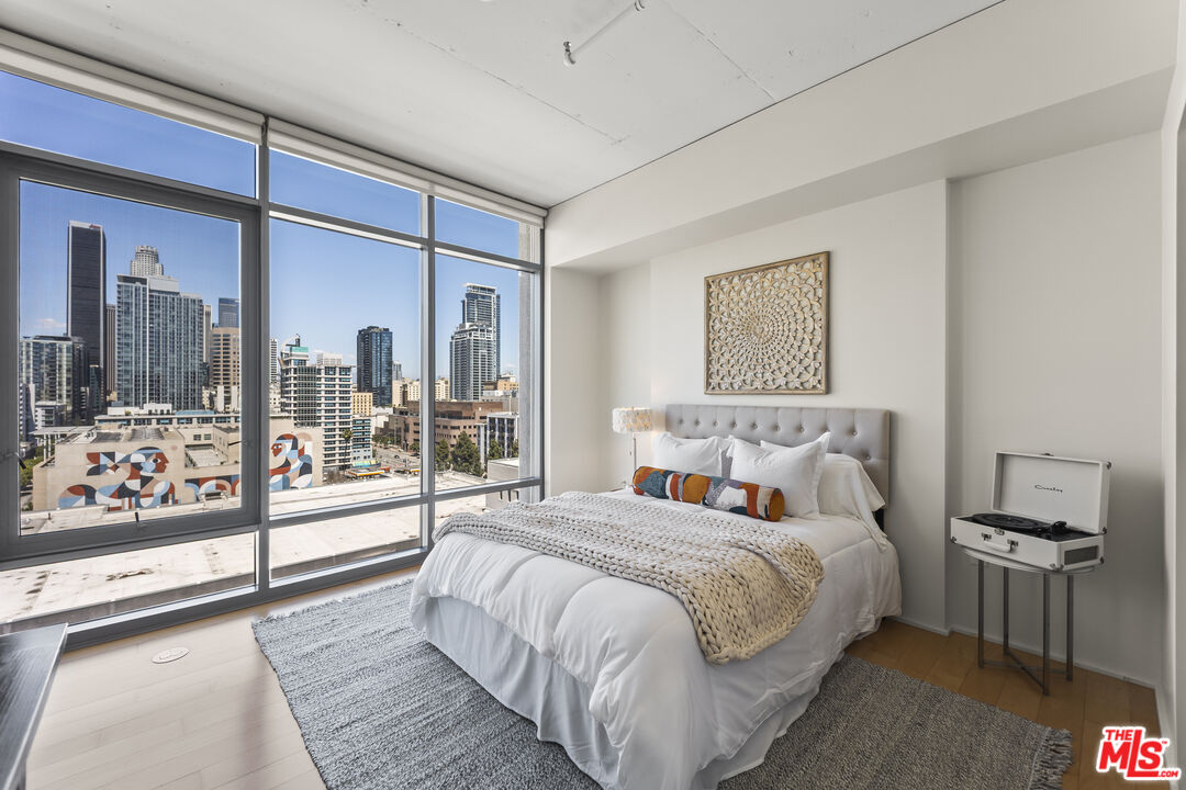 1100 S Hope St Unit: 1216