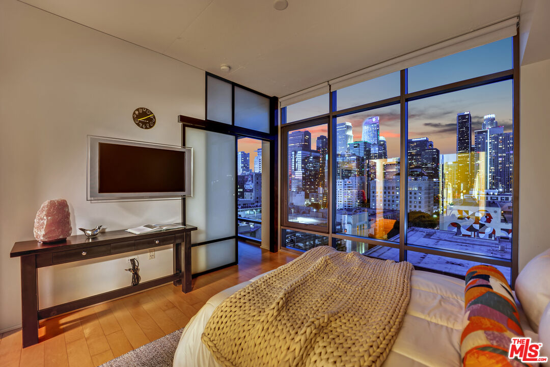 1100 S Hope St Unit: 1216