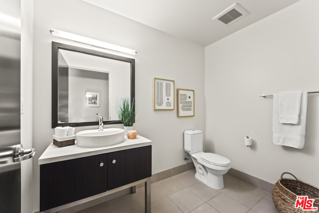 1100 S Hope St Unit: 1216
