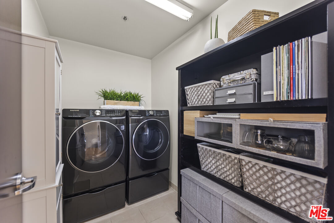 1100 S Hope St Unit: 1216