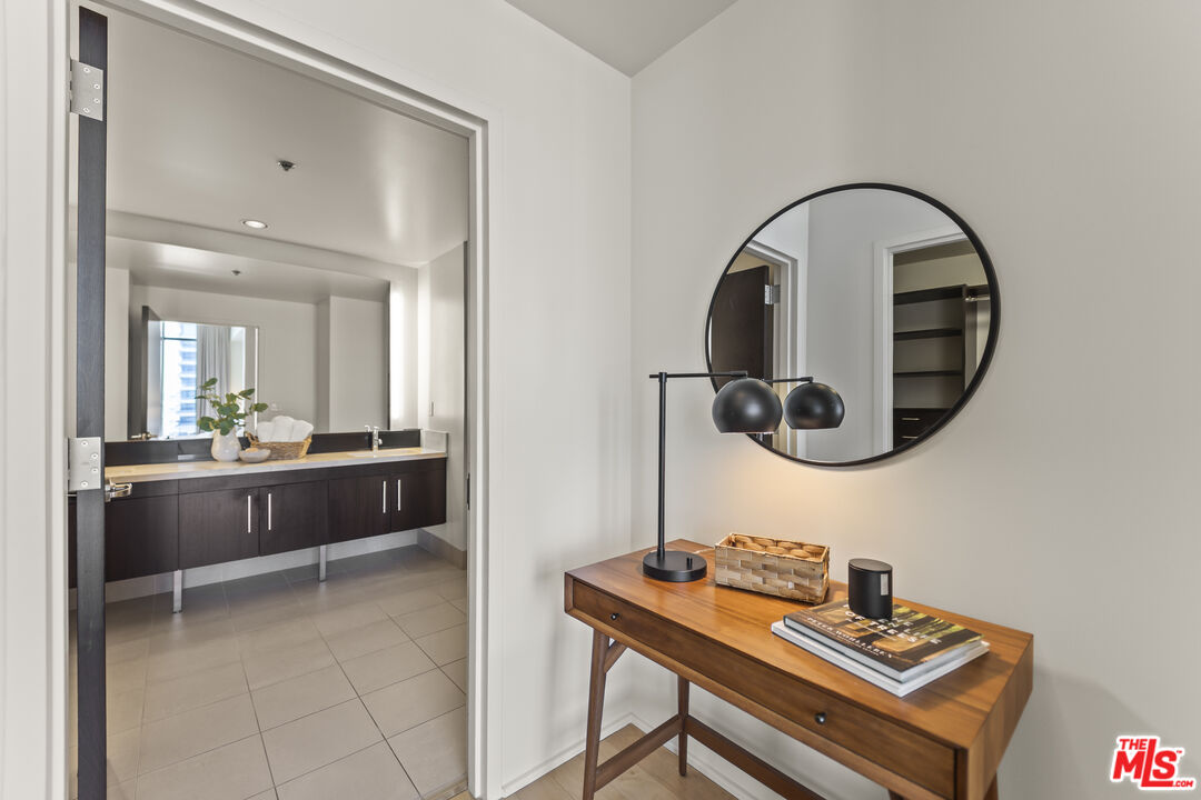 1100 S Hope St Unit: 1216