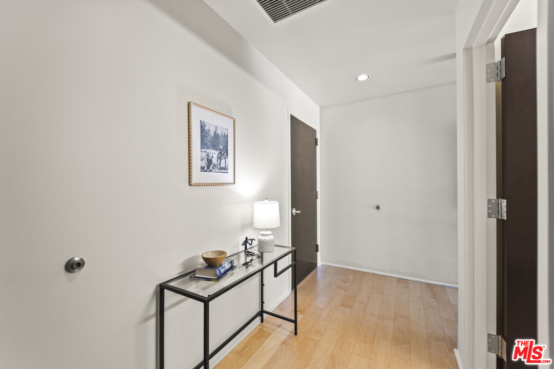 1100 S Hope St Unit: 1216