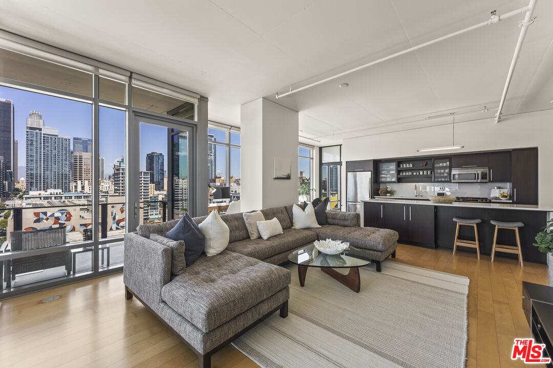 1100 S Hope St Unit: 1216