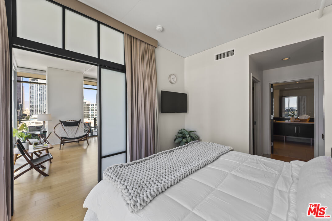 1100 S Hope St Unit: 1216