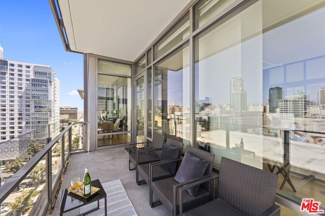 1100 S Hope St Unit: 1216