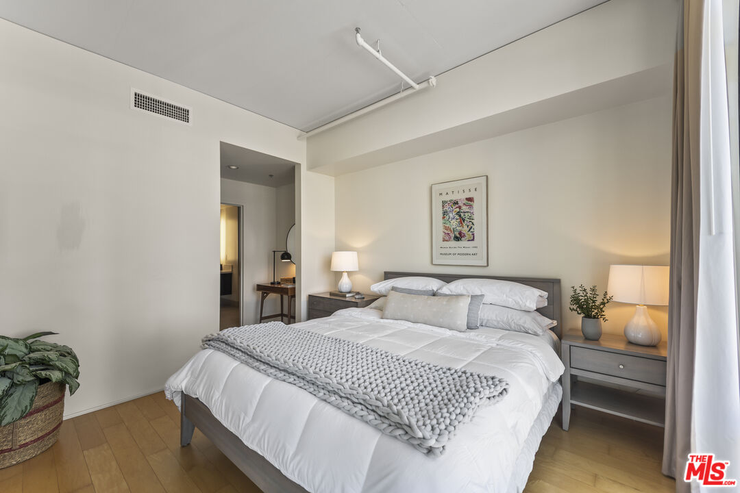 1100 S Hope St Unit: 1216