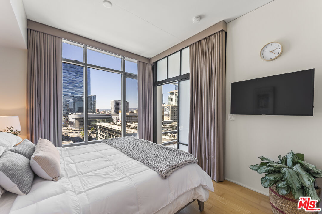 1100 S Hope St Unit: 1216