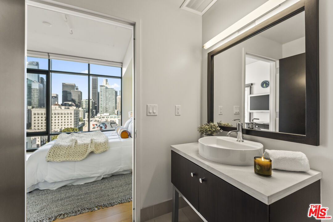 1100 S Hope St Unit: 1216