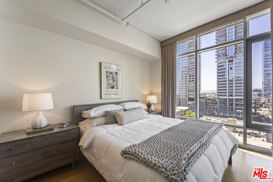 1100 S Hope St Unit: 1216