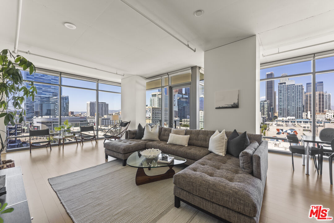 1100 S Hope St Unit: 1216