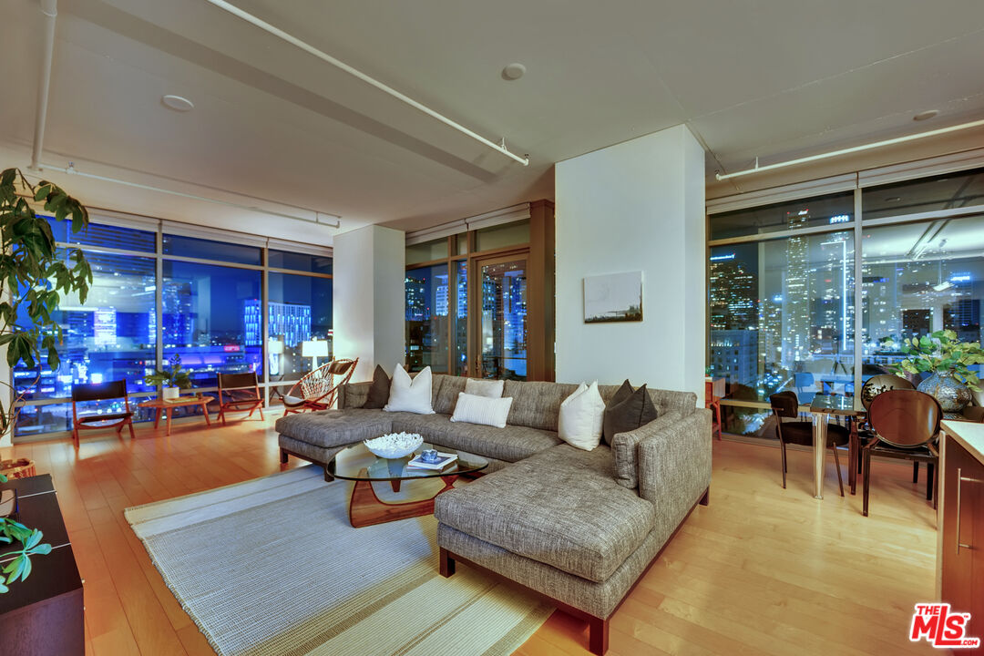 1100 S Hope St Unit: 1216