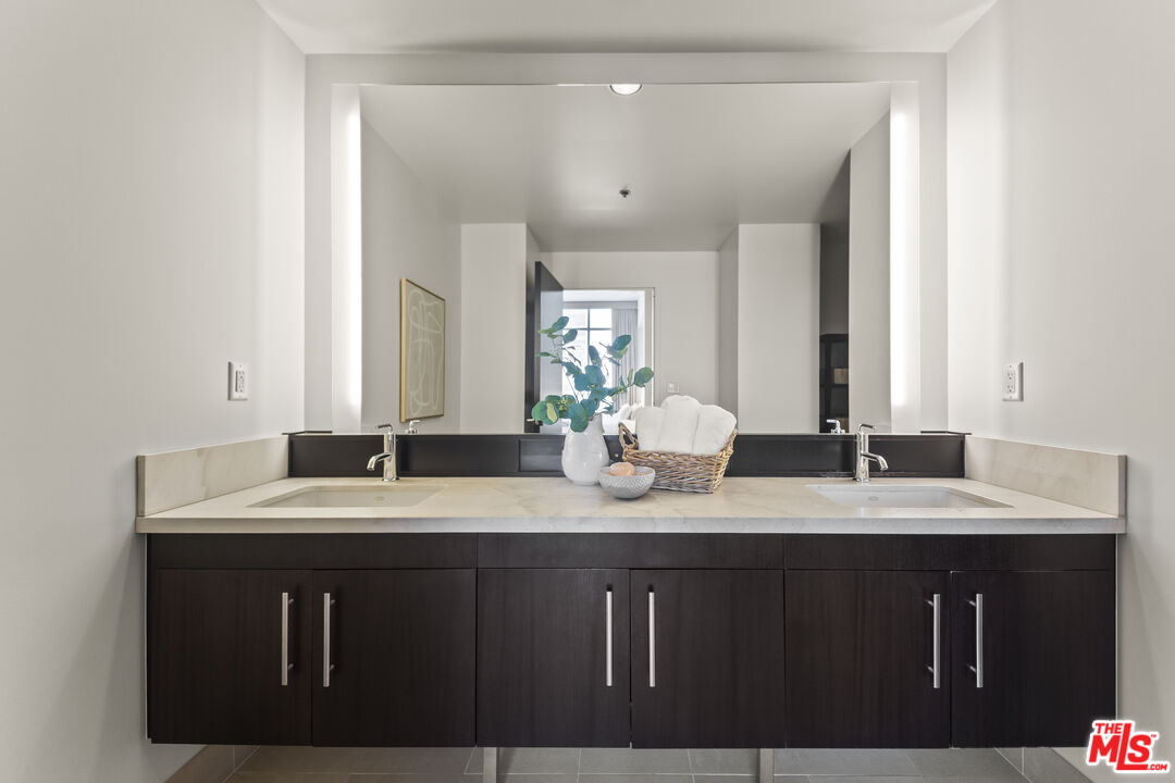 1100 S Hope St Unit: 1216