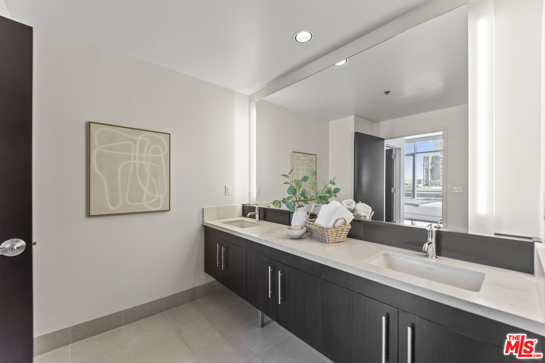 1100 S Hope St Unit: 1216