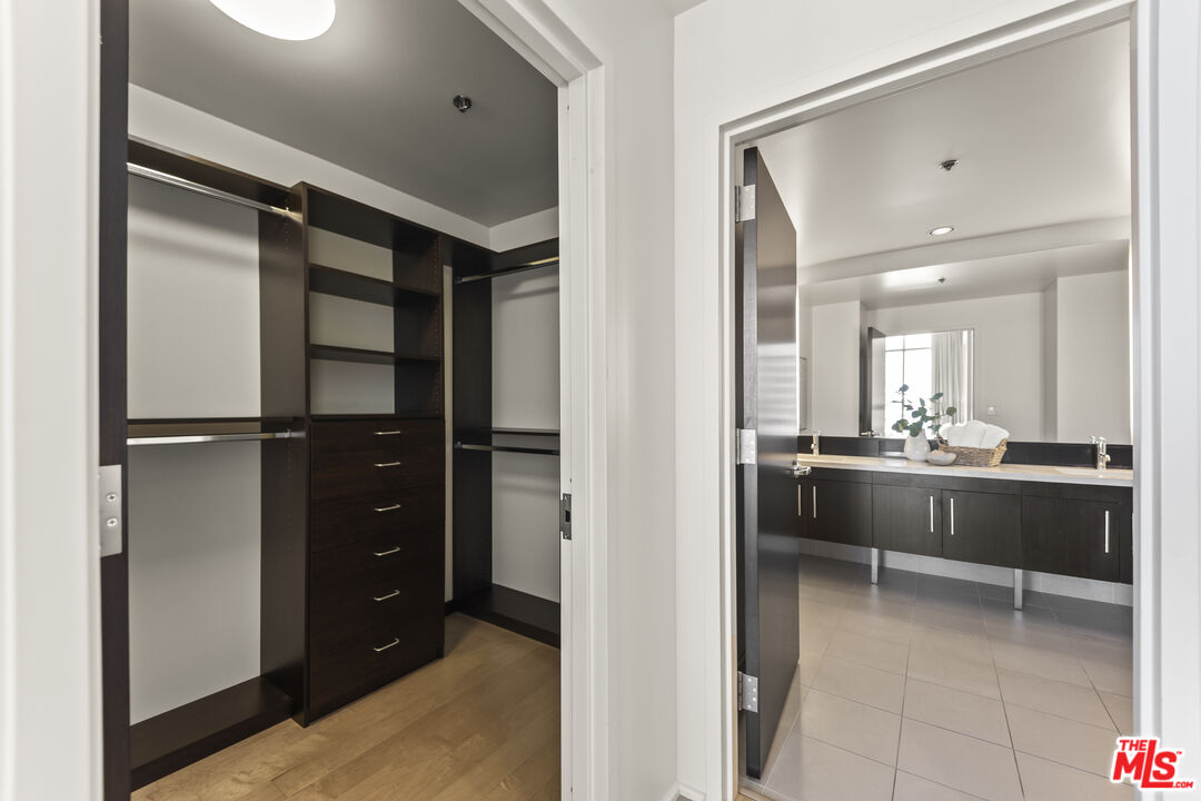1100 S Hope St Unit: 1216