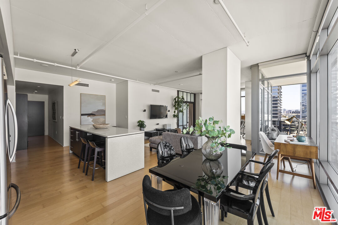 1100 S Hope St Unit: 1216
