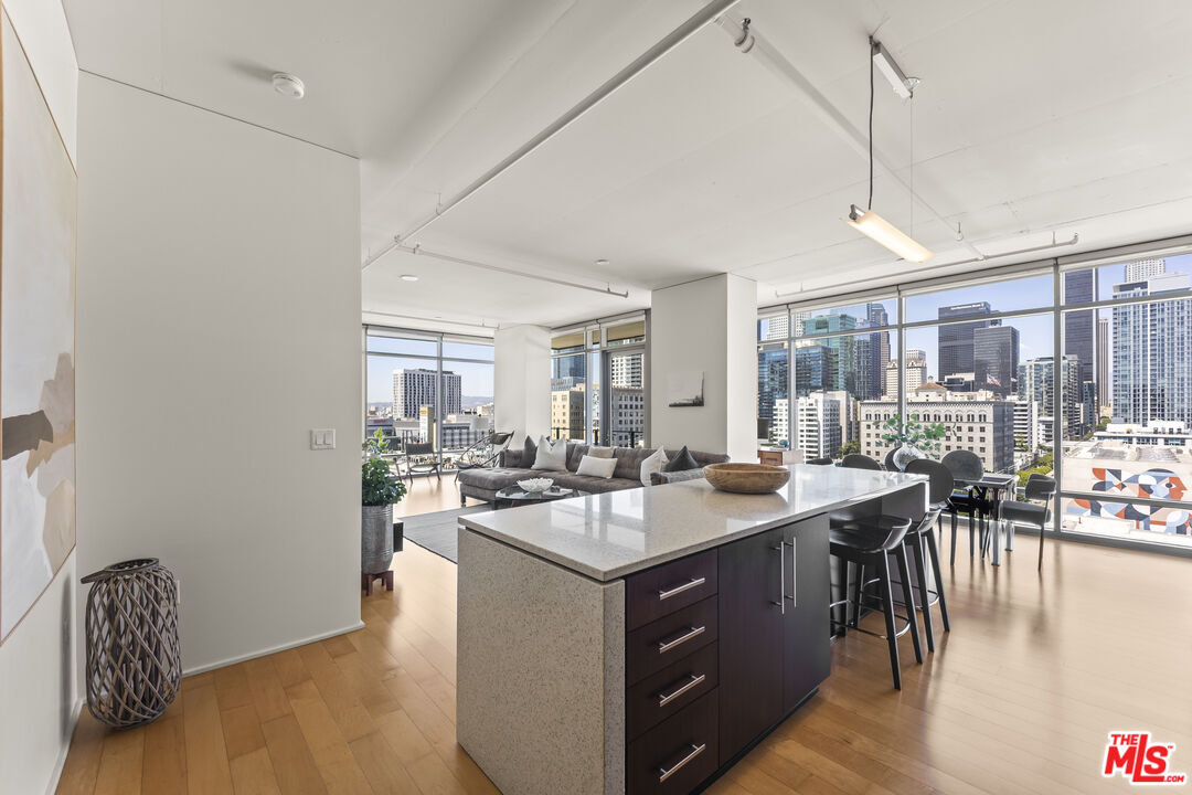 1100 S Hope St Unit: 1216