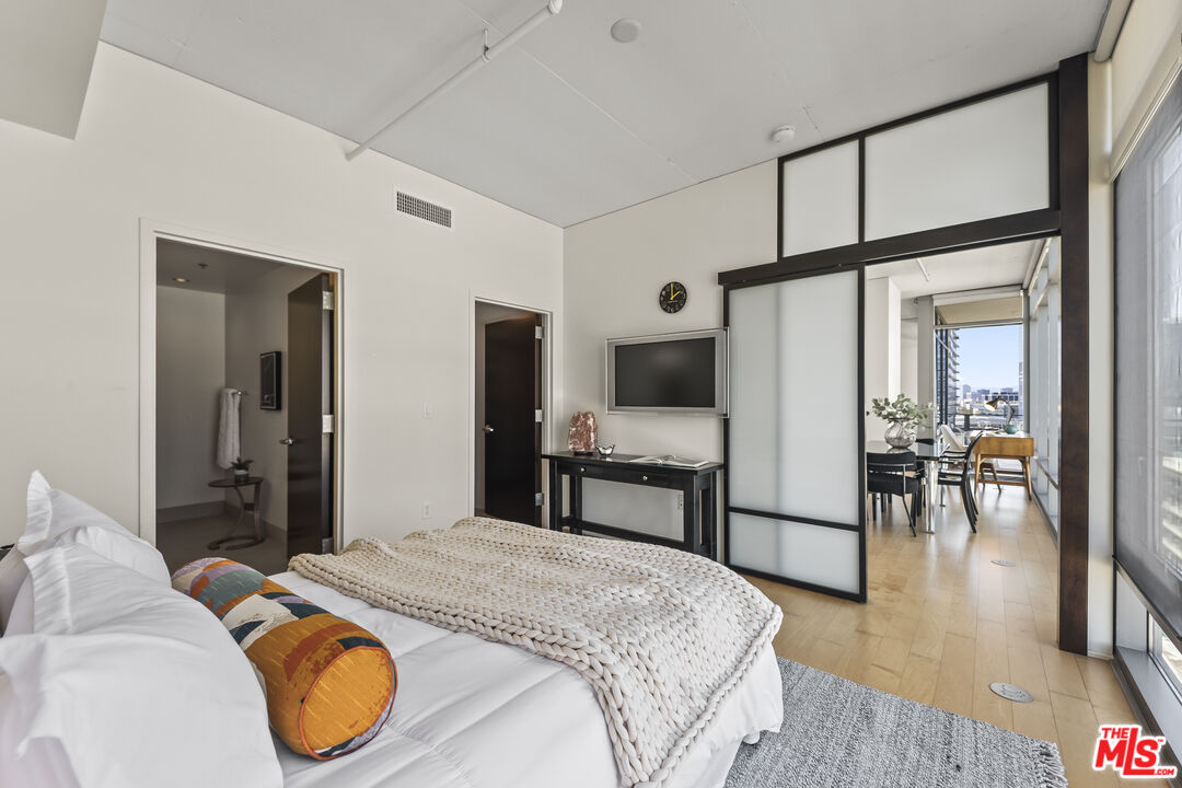 1100 S Hope St Unit: 1216