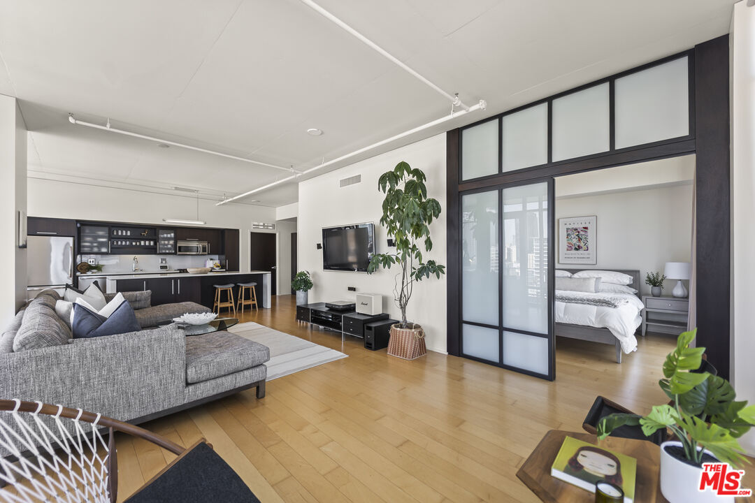 1100 S Hope St Unit: 1216