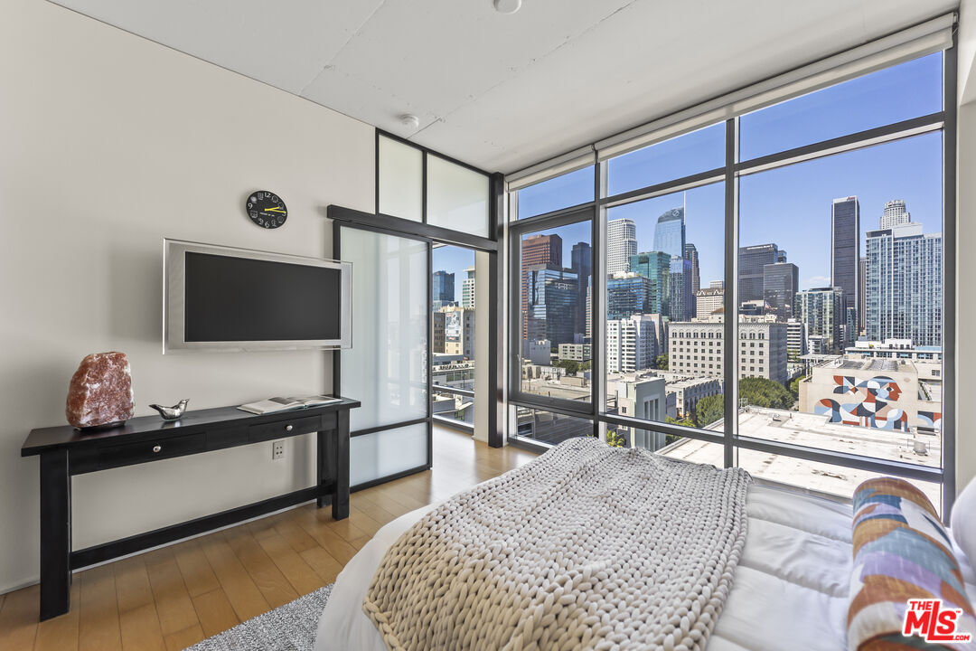 1100 S Hope St Unit: 1216