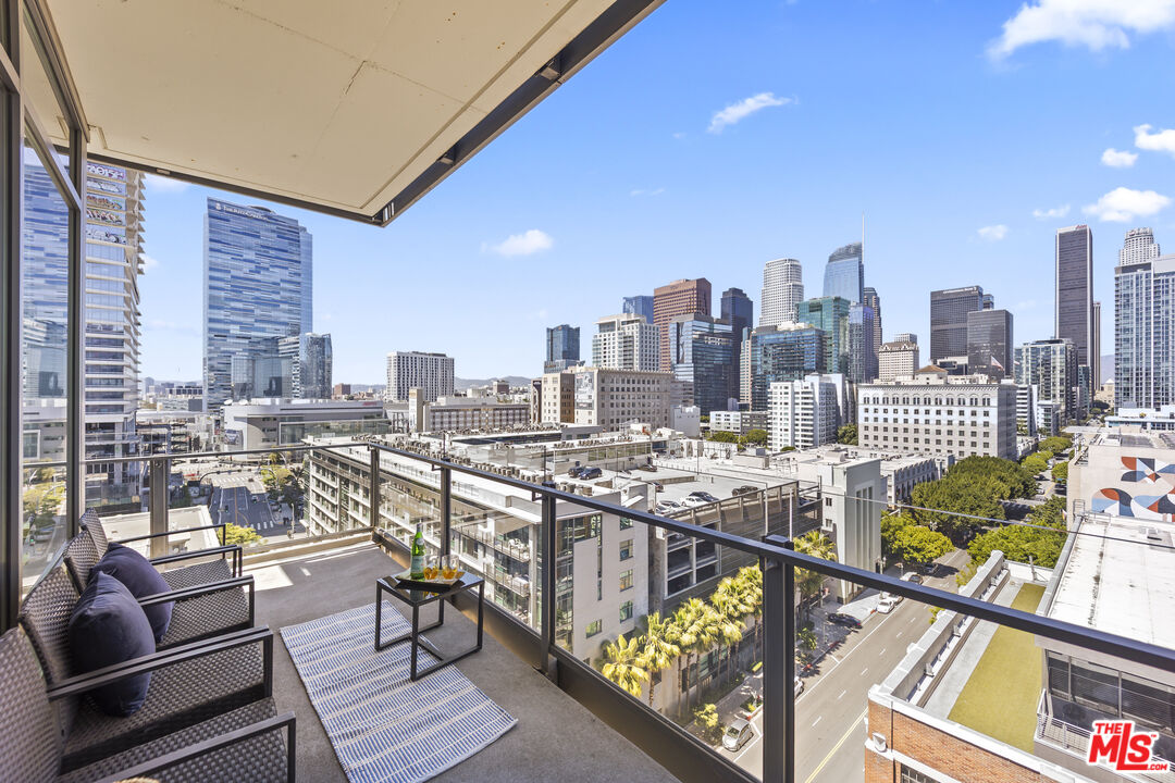 1100 S Hope St Unit: 1216