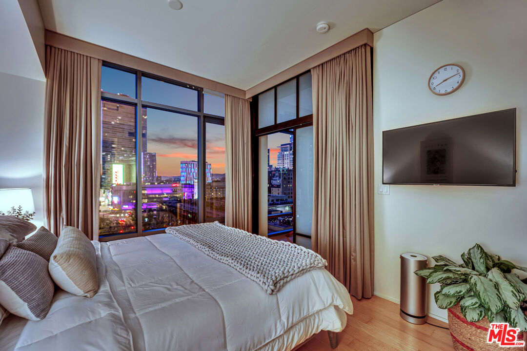 1100 S Hope St Unit: 1216