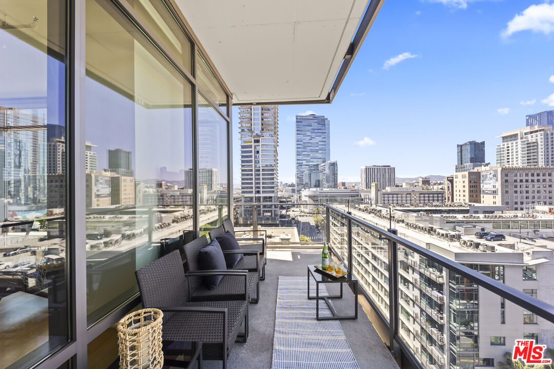 1100 S Hope St Unit: 1216