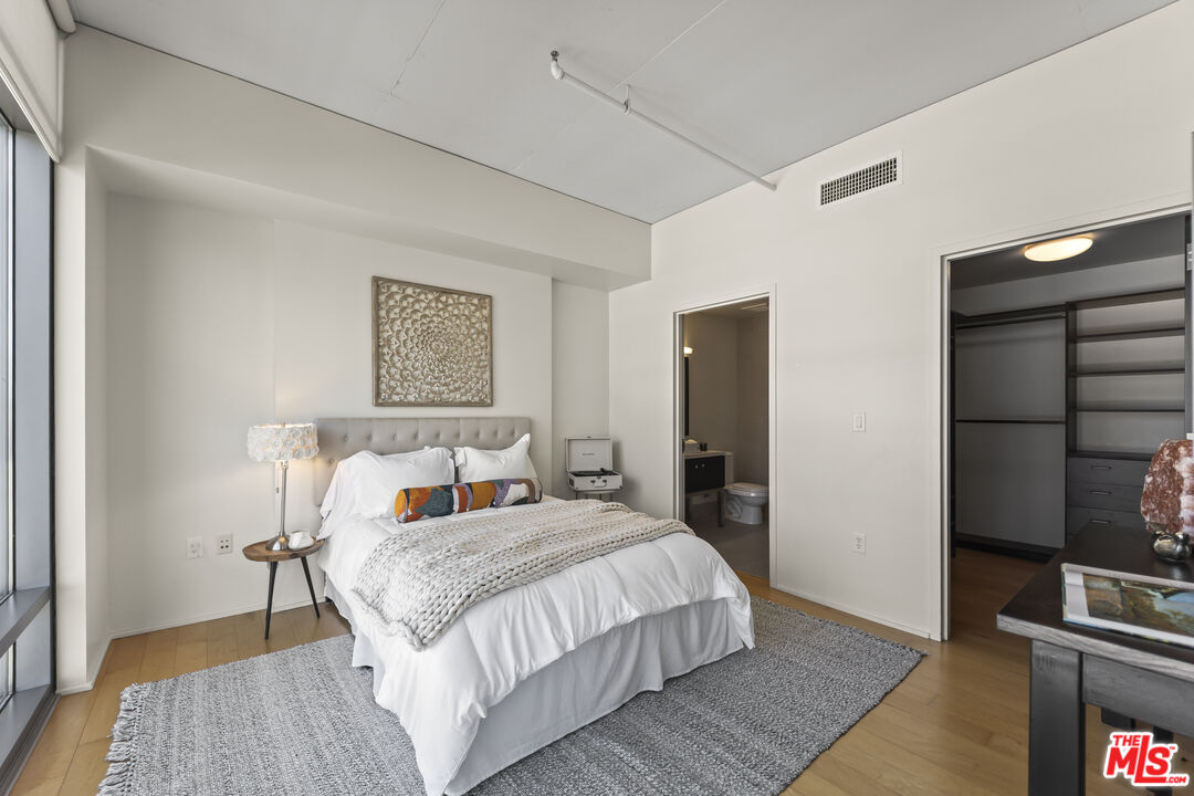 1100 S Hope St Unit: 1216