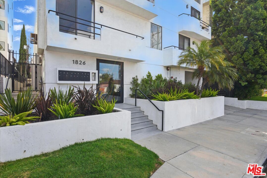 1826 Overland Ave Unit: 2