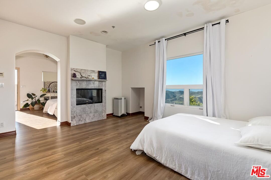 10827 Pacific View Dr