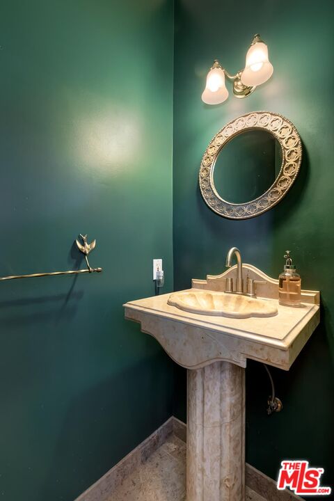 10827 Pacific View Dr